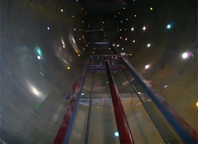 Mirando hacia el techo de una montaña rusa