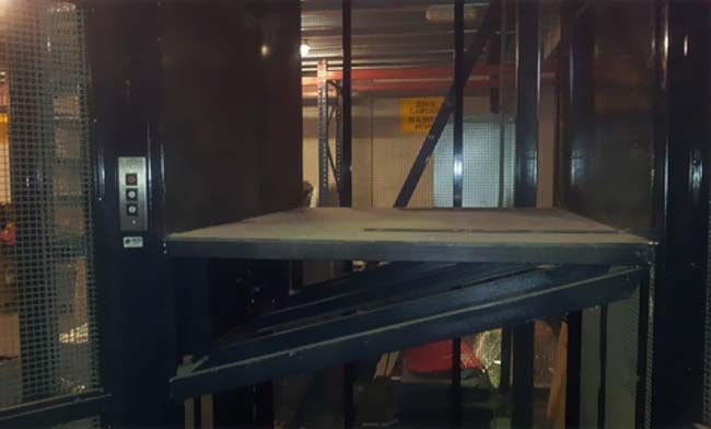 Un gran ascensor con una plataforma en el medio.