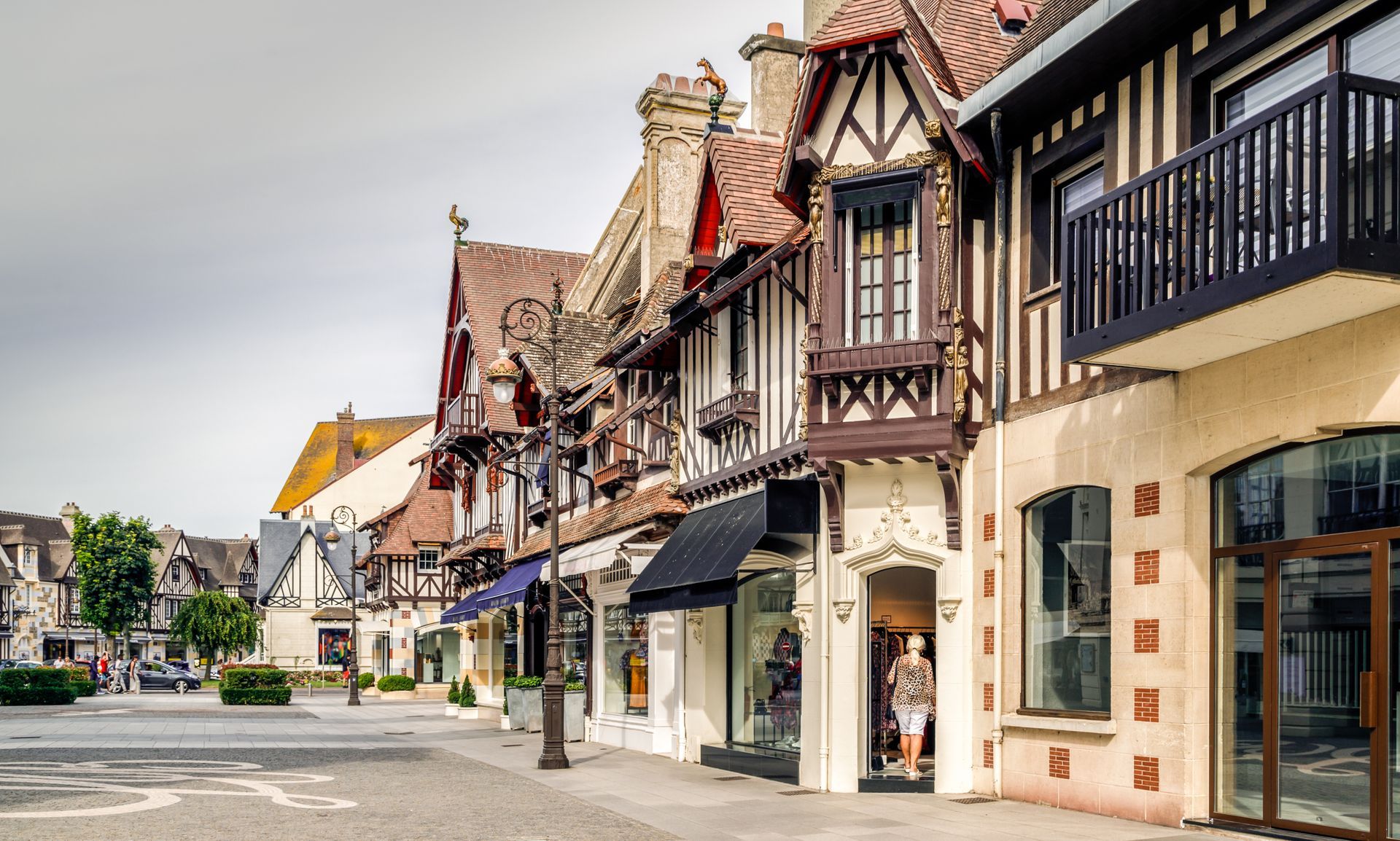 Rue tranquille de style européen avec des façades de magasins à colombages et une chaussée déserte