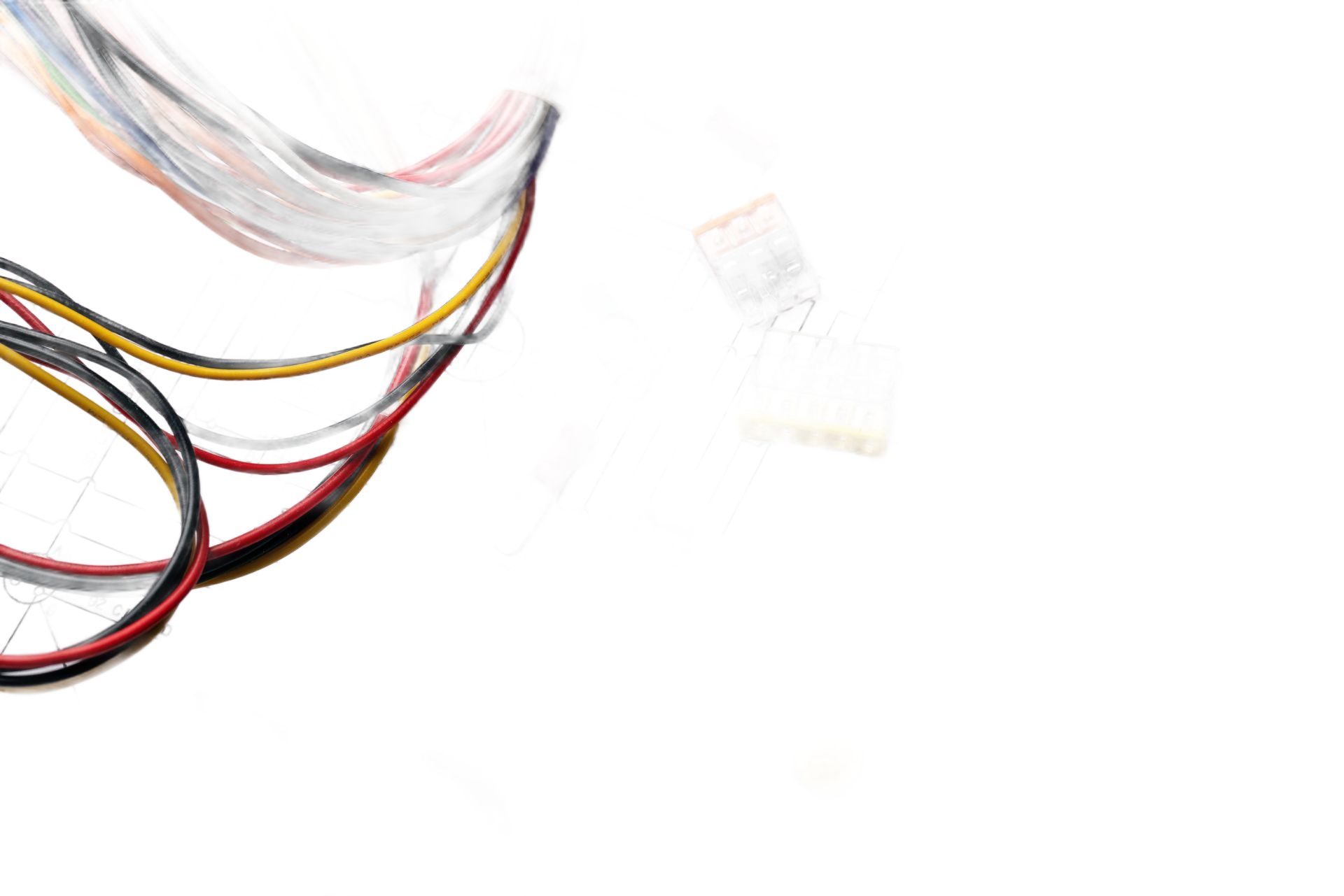 Outils électriques et multimètre sur des schémas, avec des fils et des composants sur un établi.