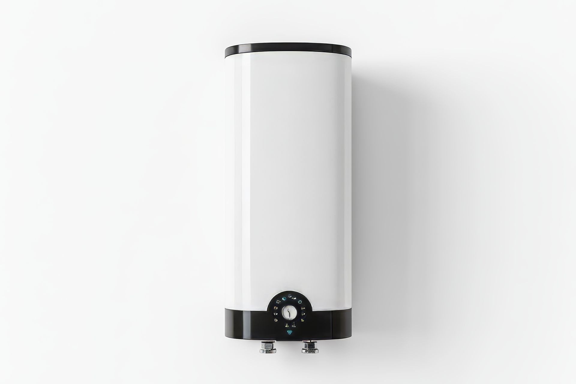Chauffe-eau cylindrique mural blanc avec base et bordure supérieure noires sur fond uni.