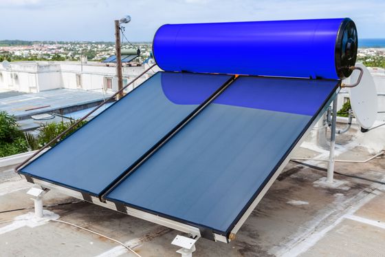 Chauffe-eau solaire avec panneaux bleus et réservoir sur le toit.