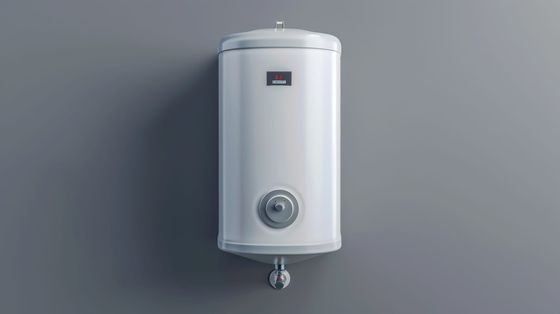 Chauffe-eau mural blanc contre un mur gris, avec un bouton de commande rond.