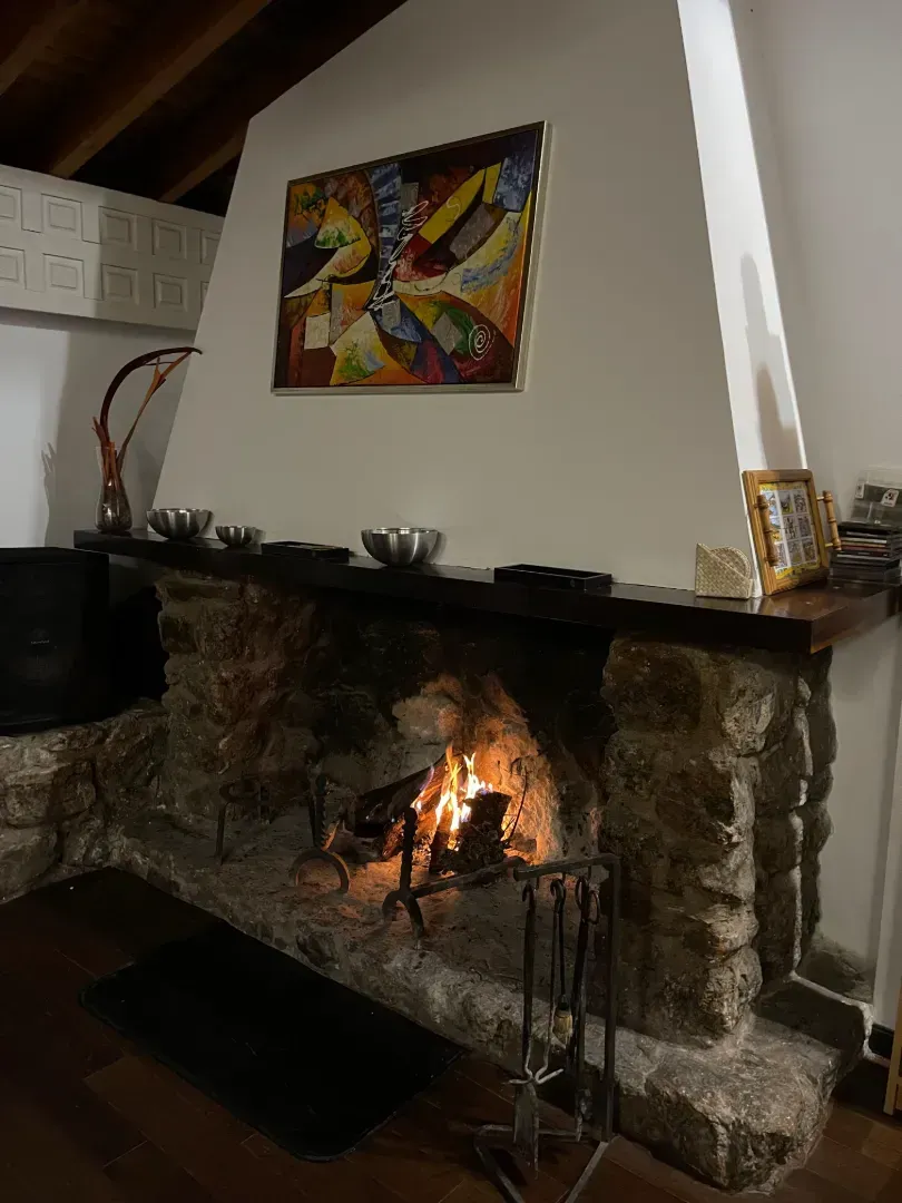 Un gran jacuzzi está situado frente a una gran piscina.