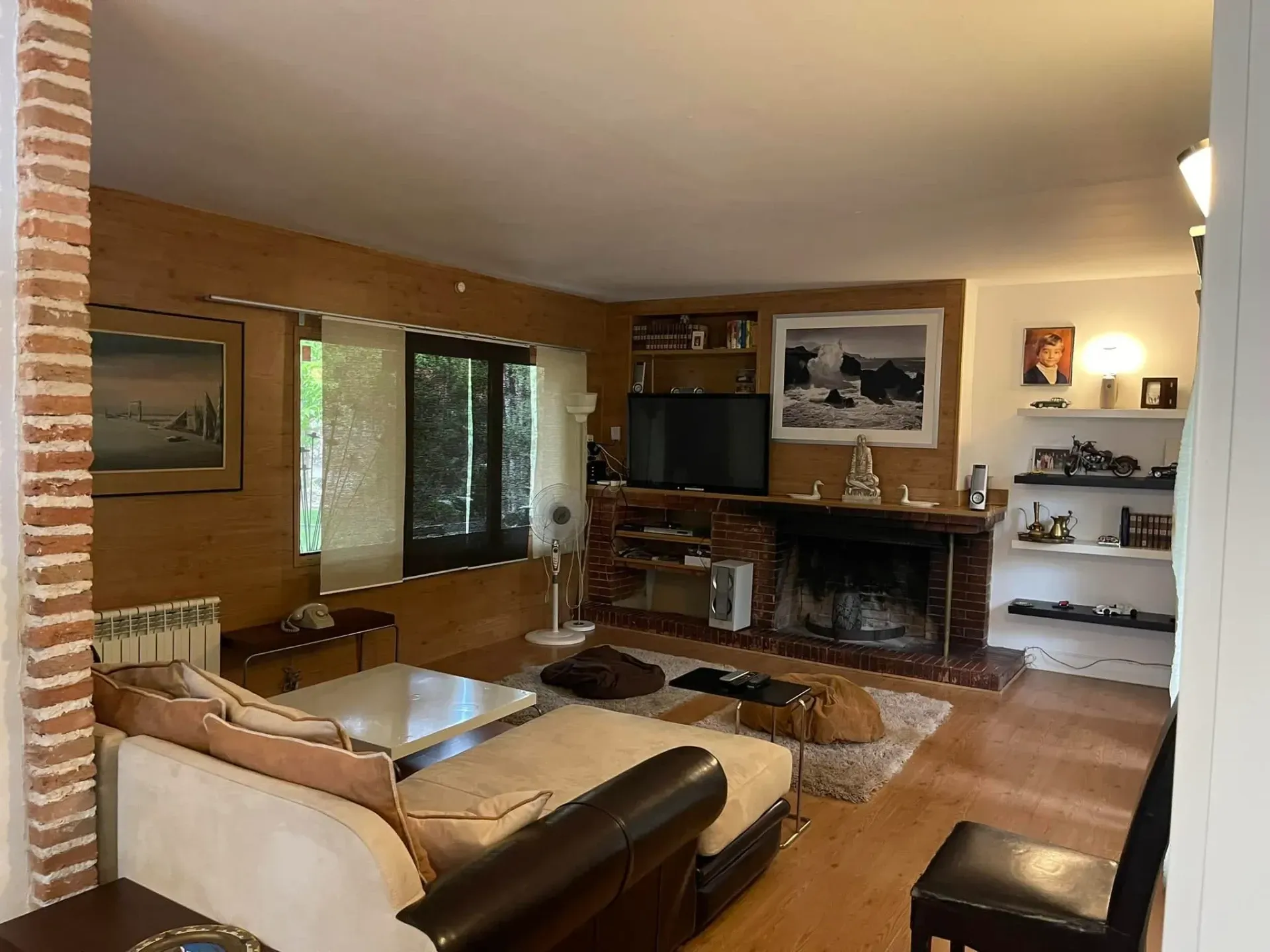 Una sala de estar con un sofá y una chimenea.