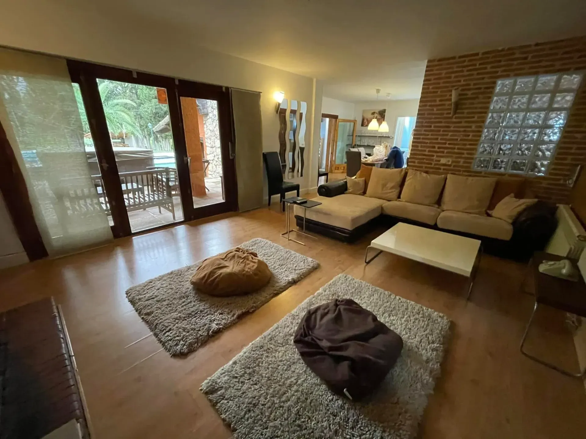 Una sala de estar con un sofá y una mesa de café.