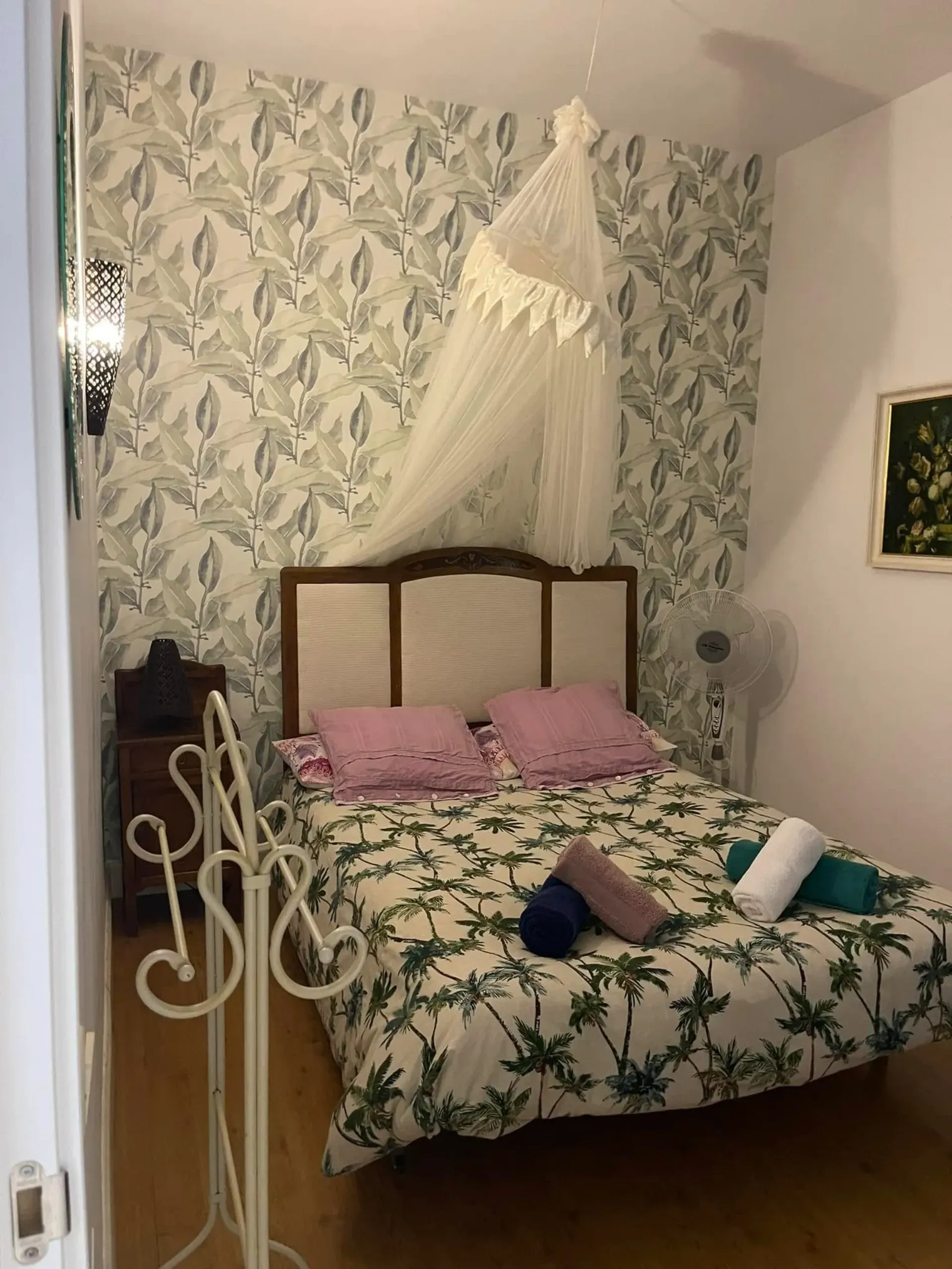 Un dormitorio con una cama y un dosel encima.