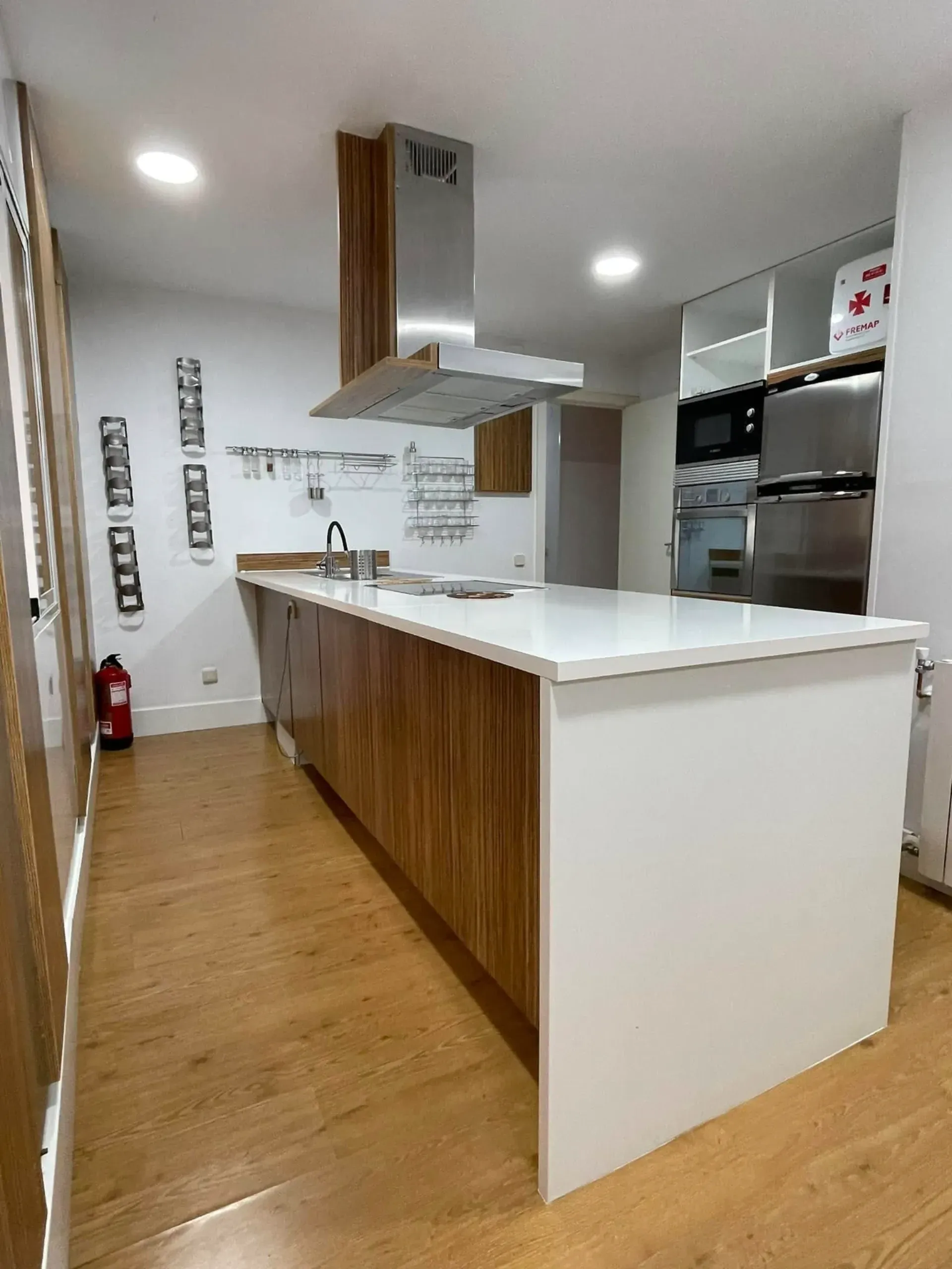 Una cocina con una gran isla en el medio de la habitación.