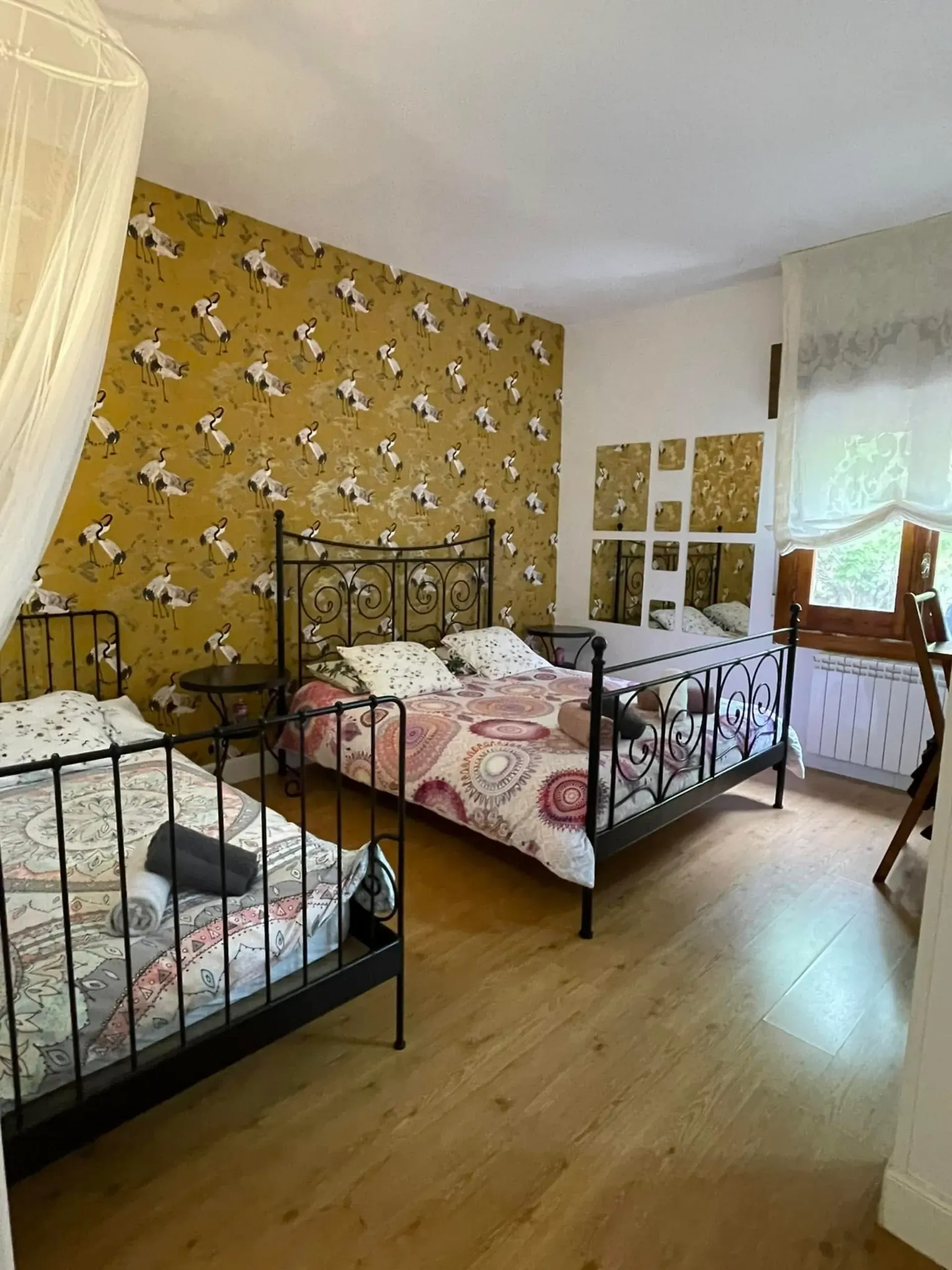 Un dormitorio con dos camas, un escritorio y una ventana.