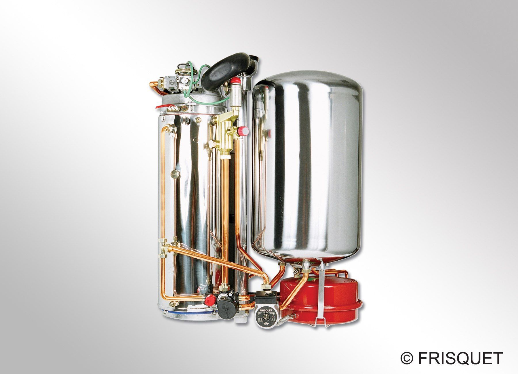 Professionnel réglant une chaudière orange