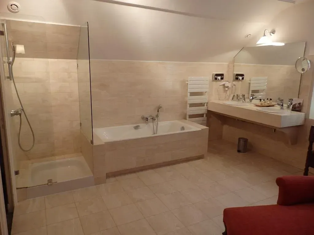 Salle de bain claire rénovée