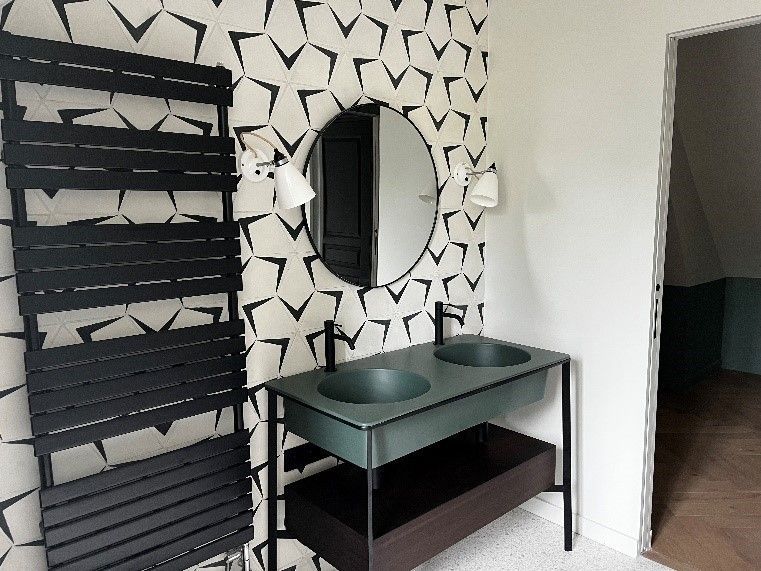 une salle de bain rénovée