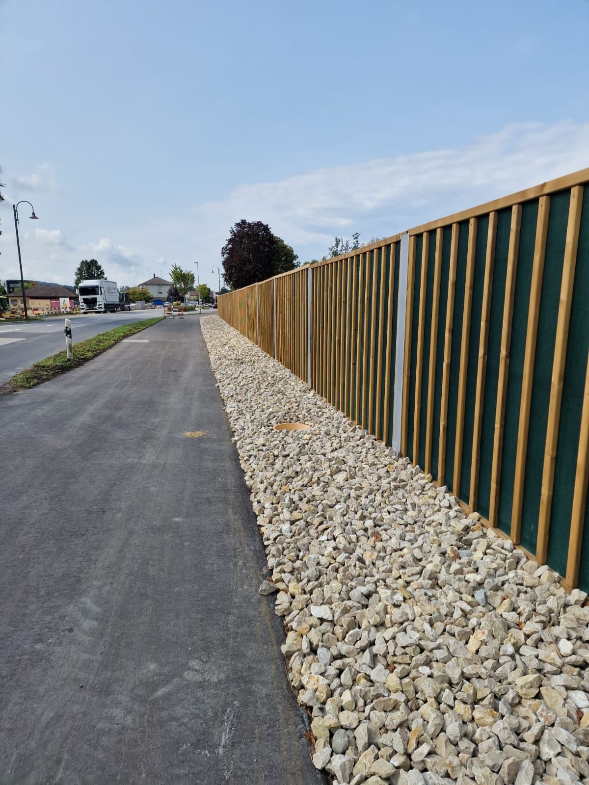 construction de paroi antibruit sur route