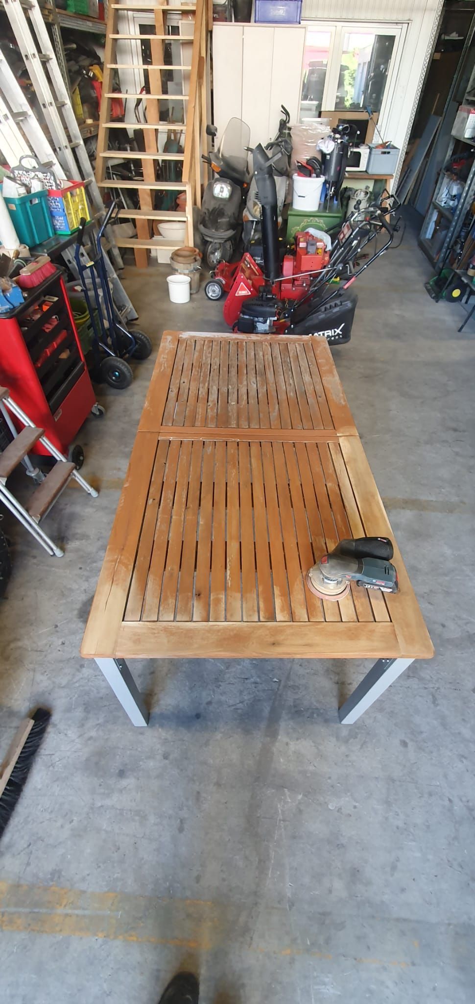 Ein Mann reinigt den Boden mit einer Maschine.