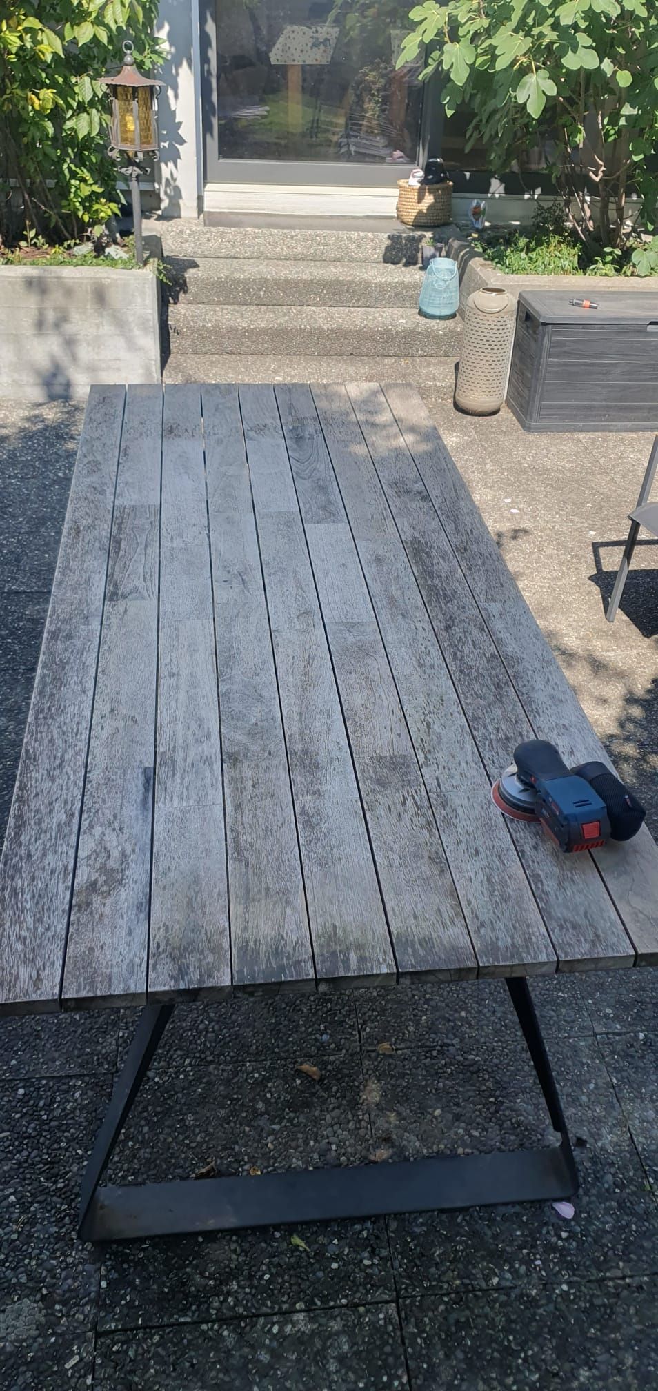 Ein Mann reinigt den Boden mit einer Maschine.