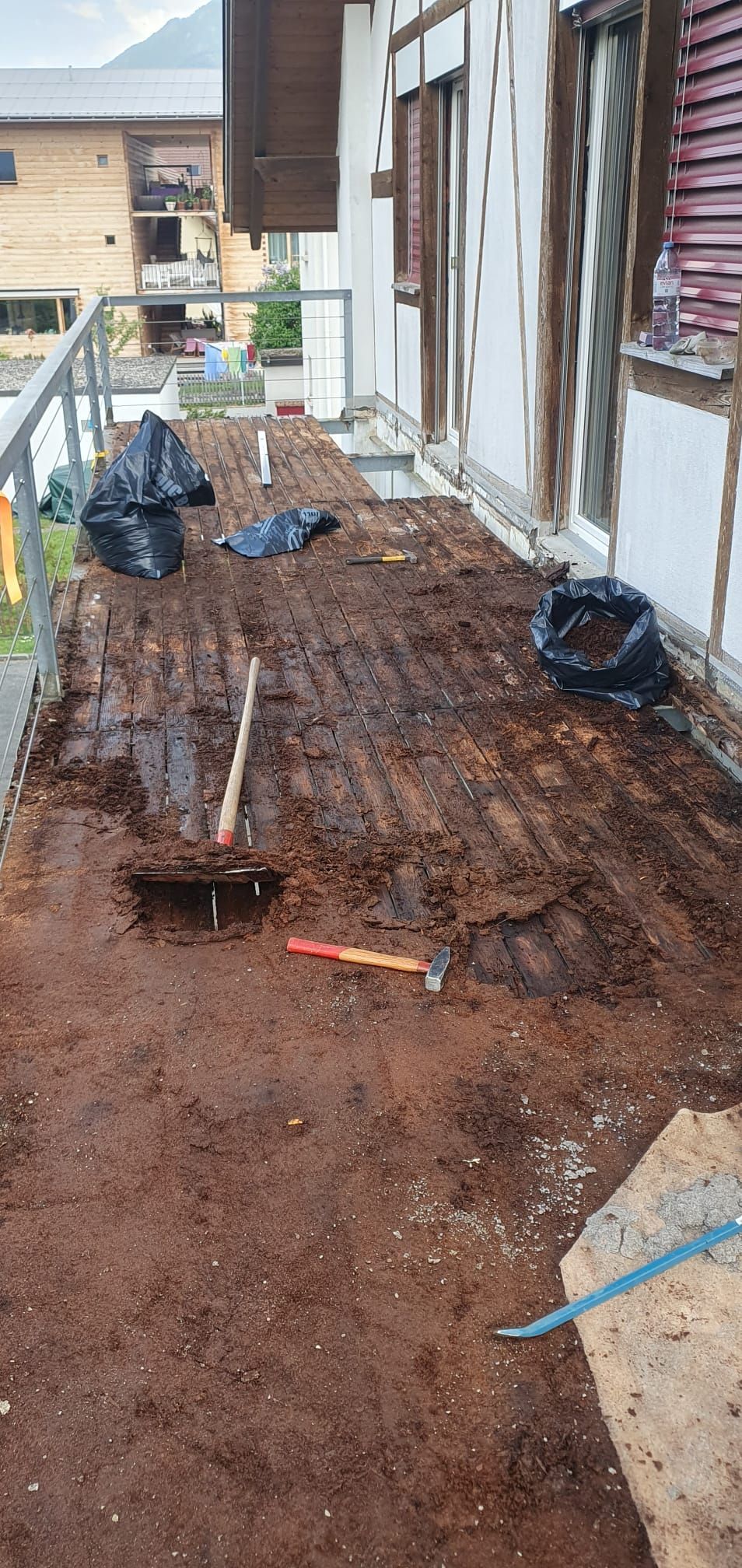 Eine rote Schneefräse räumt Schnee vom Gehweg.