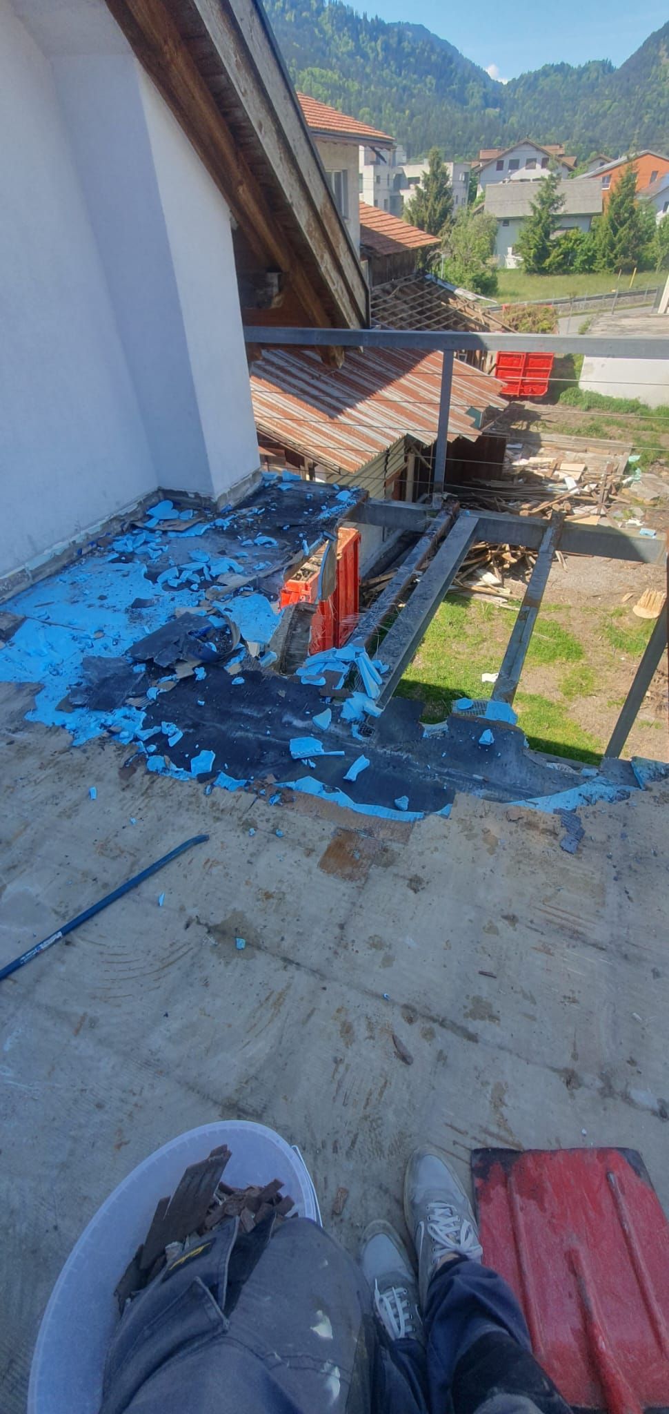 Ein Mann reinigt den Boden mit einer Maschine.