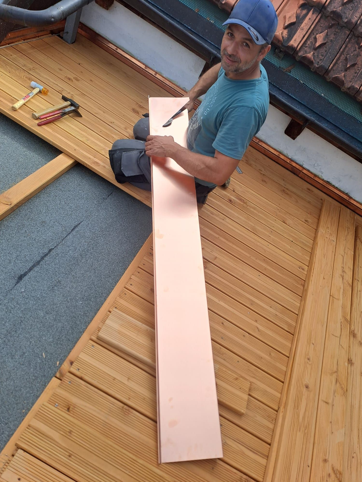 Eine Schubkarre voller Pflanzen und ein Rechen in einem Garten