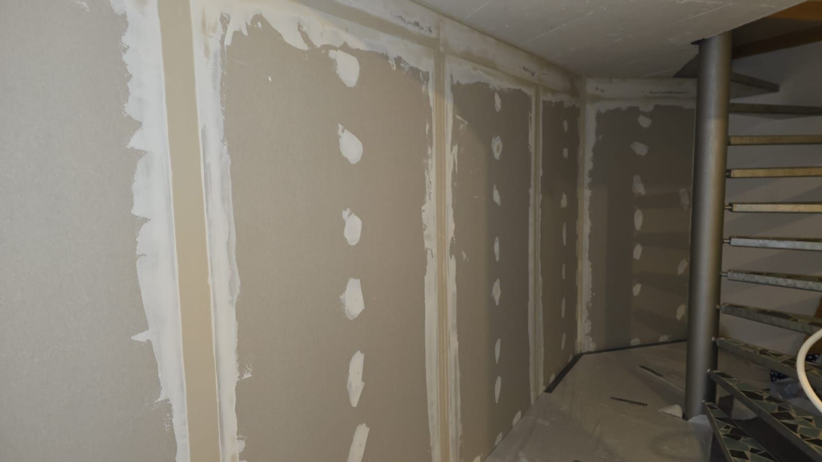 Zwei Bauarbeiter arbeiten an einer Scherenbühne.