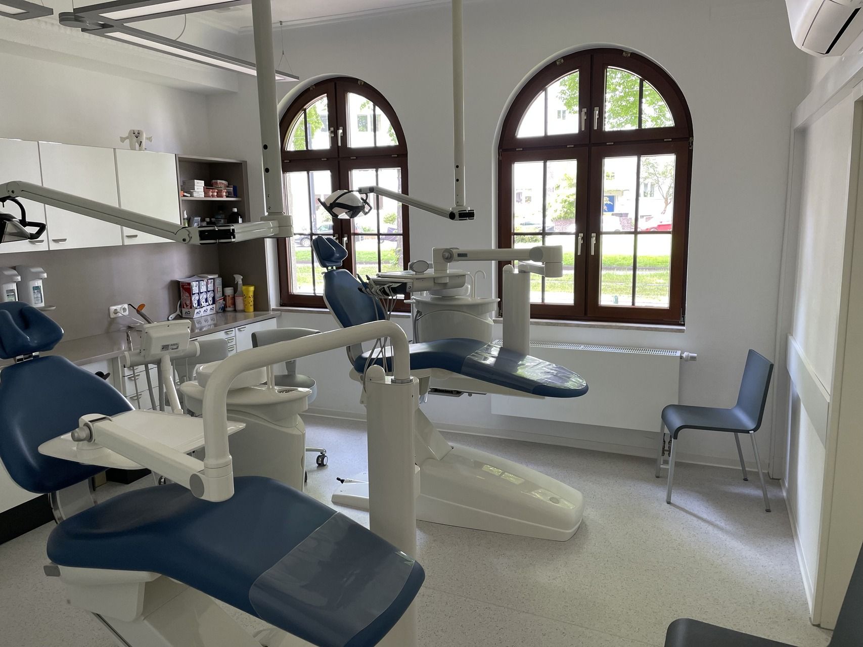 großes Behandlungszimmer bei Zahnarzt Dr. med. dent. Claudia Zeiß