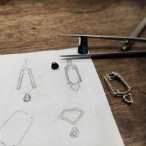 Un croquis avec des boucles d'oreilles et un collier dessiné