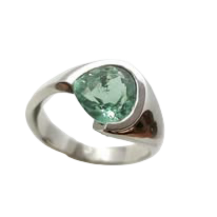 Une bague avec une pierre verte au milieu