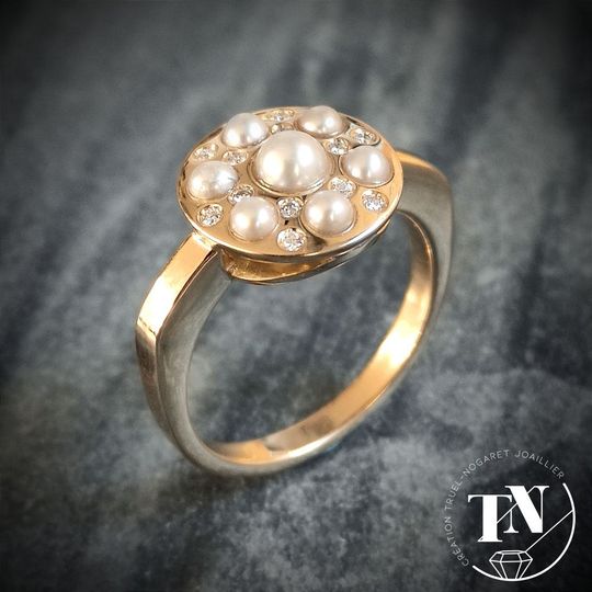 Une bague en or avec des perles