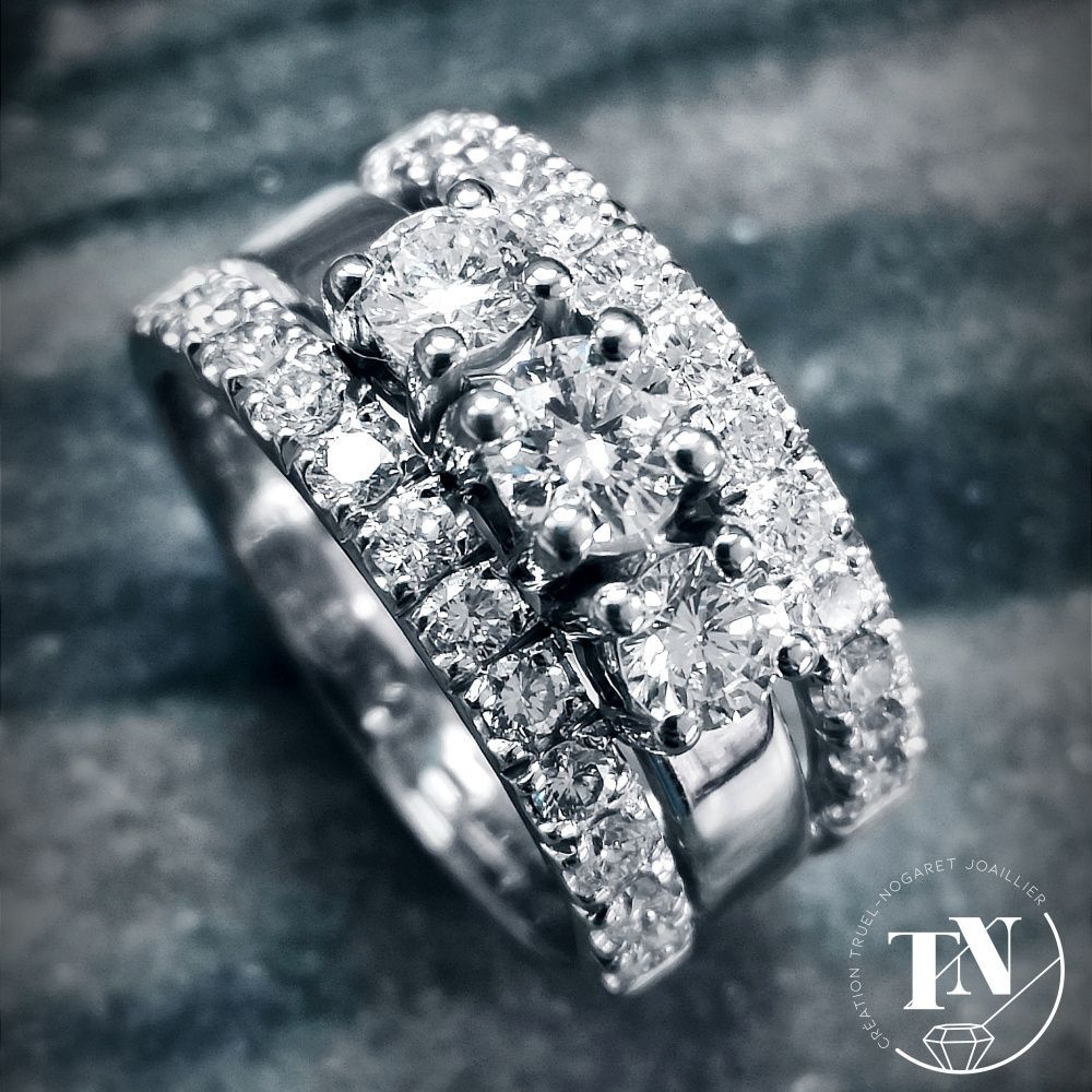 Une bague en or blanc et diamant