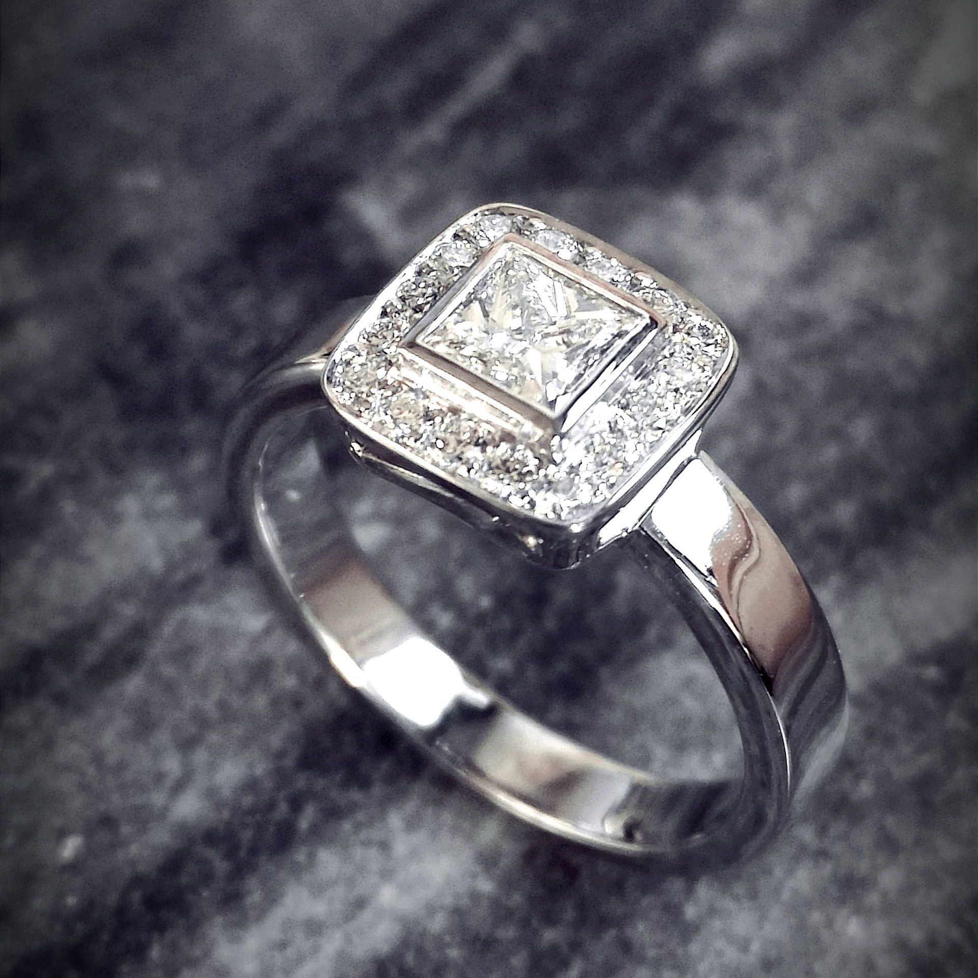 Bague or gris et diamant princesse