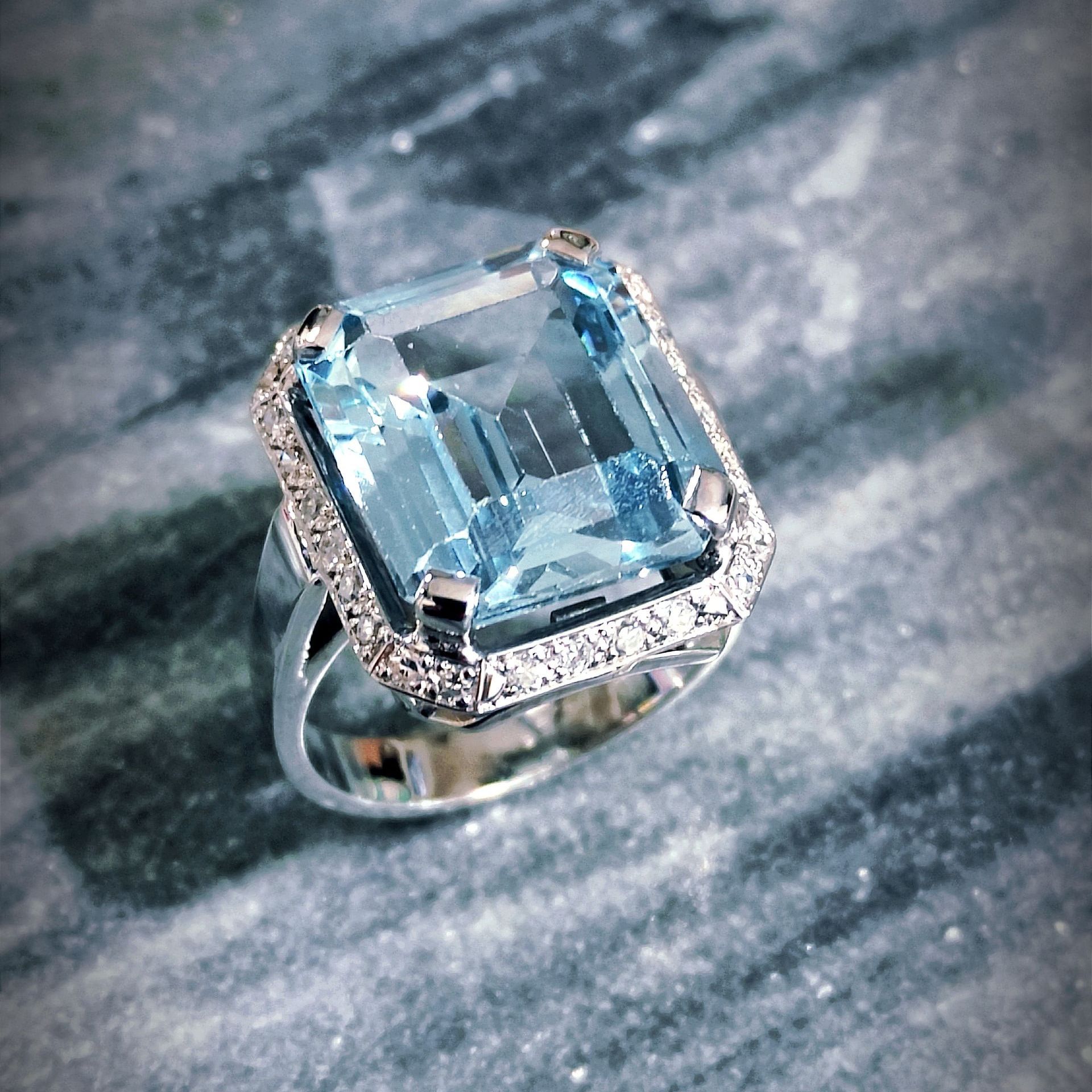 Une bague or gris aigue marine et diamants