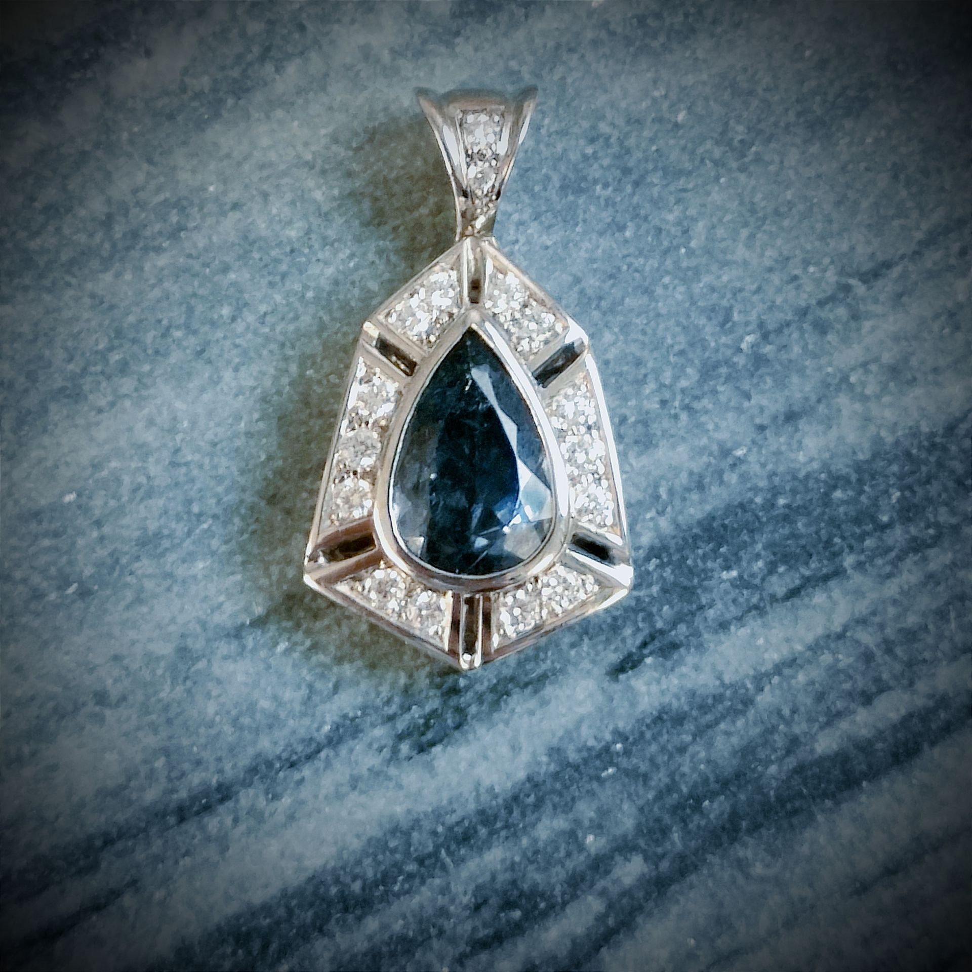 Un pendentif style art déco en or blanc tourmaline indigolite et diamants
