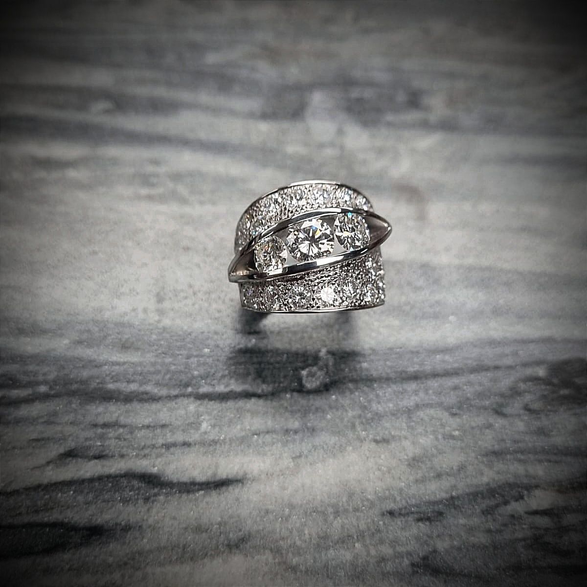 Une bague en or blanc incrusté de diamant