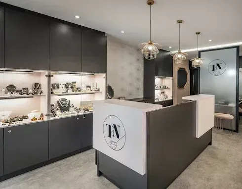 L'intérieur de la bijouterie-joaillerie