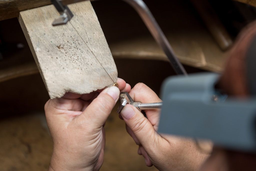 Des mains travaillent sur une bague en réparation