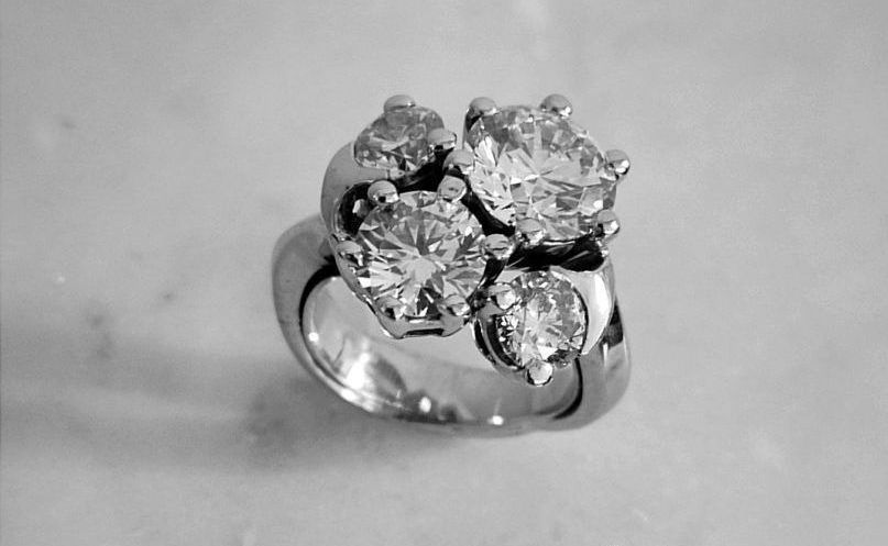 Une bague en or blanc avec quatre diamants
