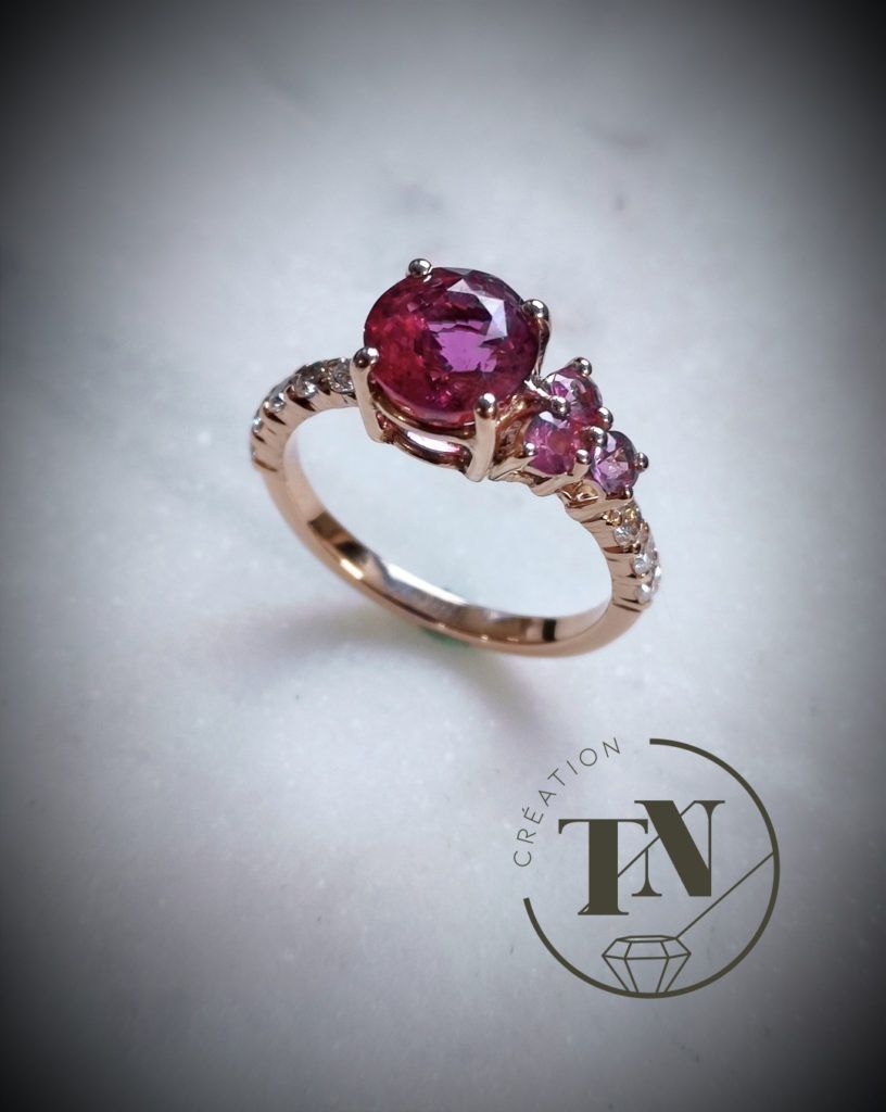 Une bague en or avec une topaze