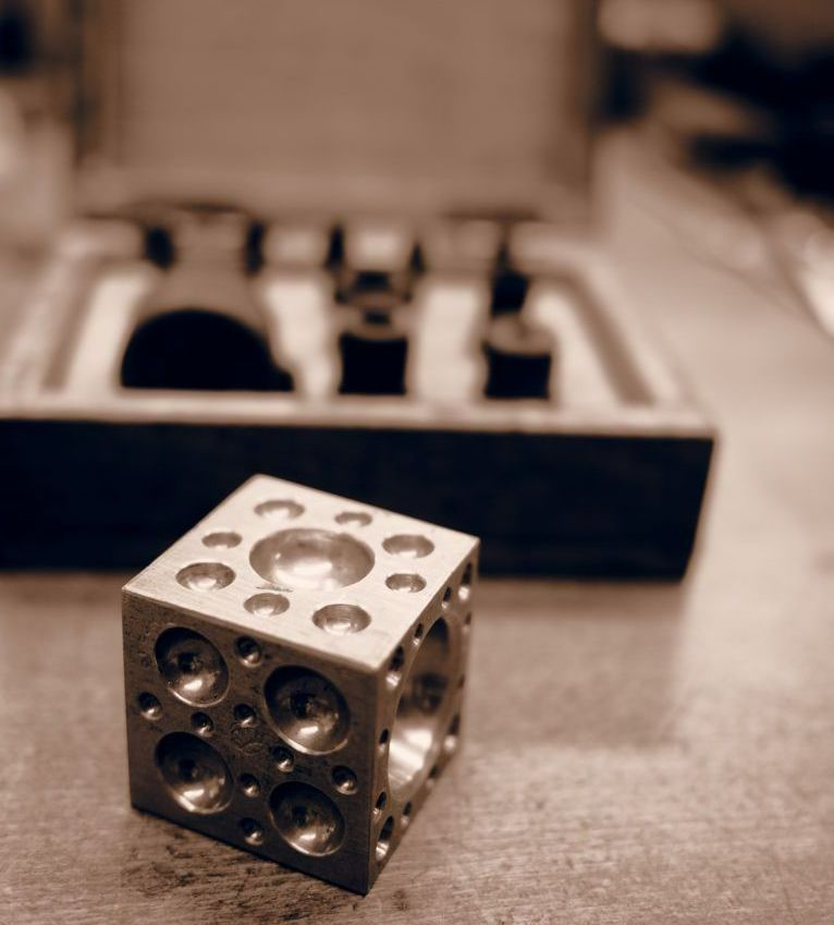 Un cube de triboulet en métal