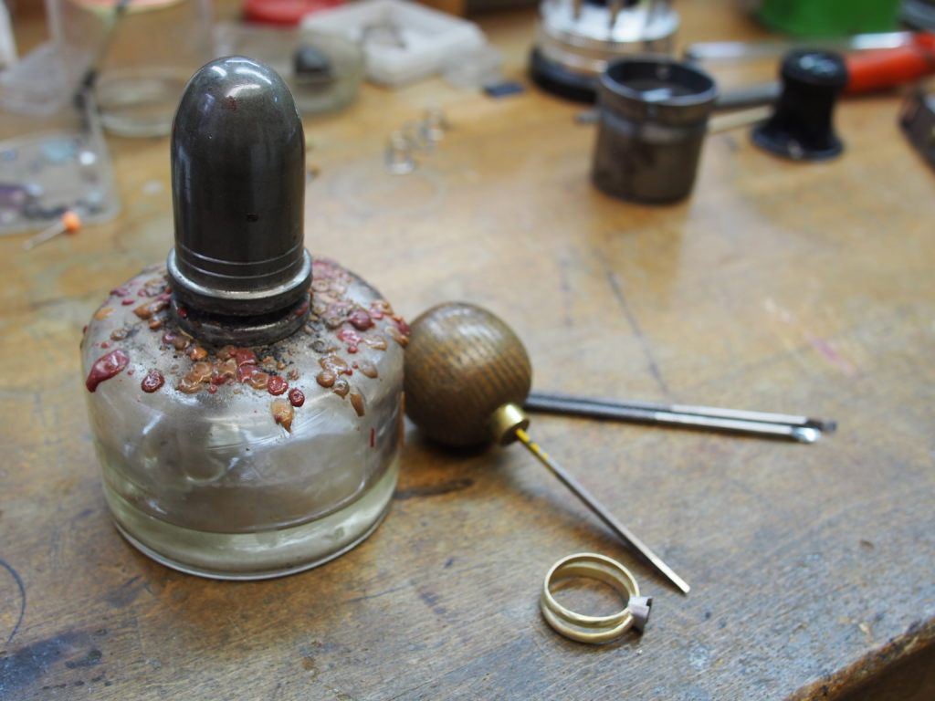 Des outils de précision d'un bijoutier
