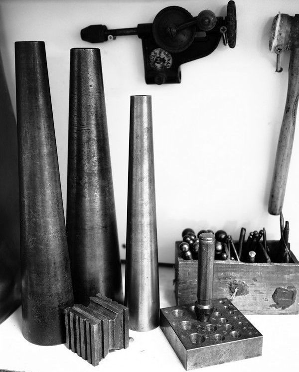 Des outils manuels de formage et emboutissage