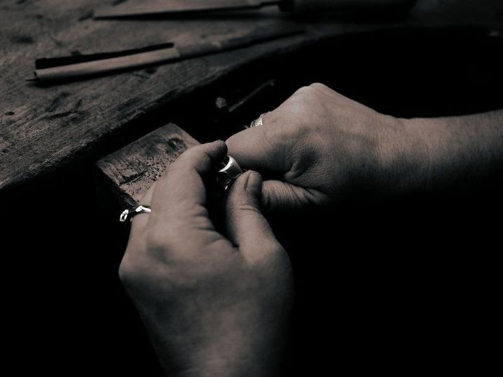 Des mains façonnent une bague
