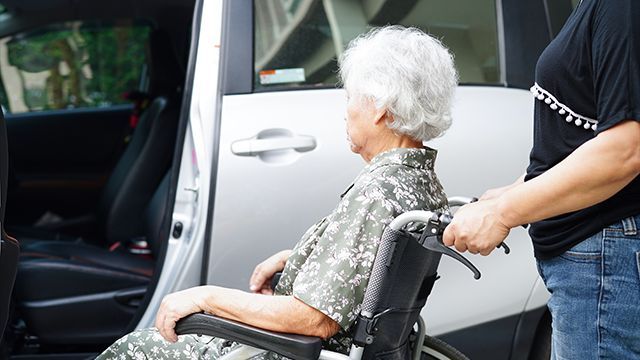 Femme âgée transportée par un conducteur de taxi conventionné
