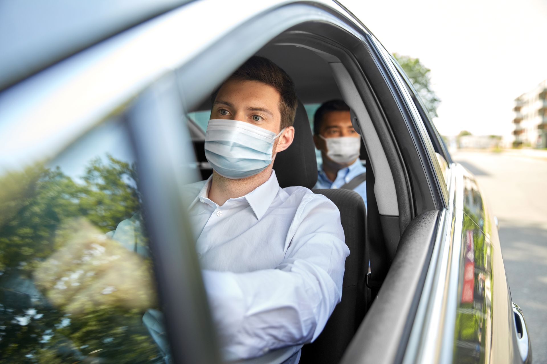 Conducteur de taxi portant un masque