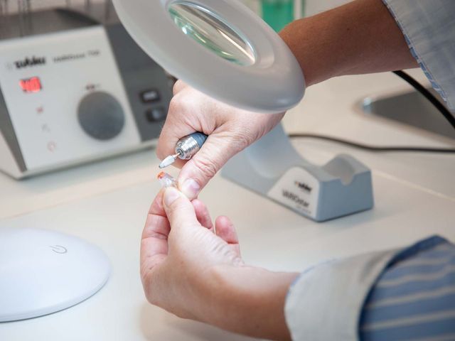 Mitarbeiterin der Hören in Kreuzlingen GmbH mit Hörgerät