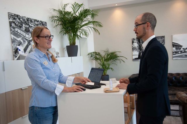 Mitarbeiter der Hören in Kreuzlingen GmbH berät Kunden