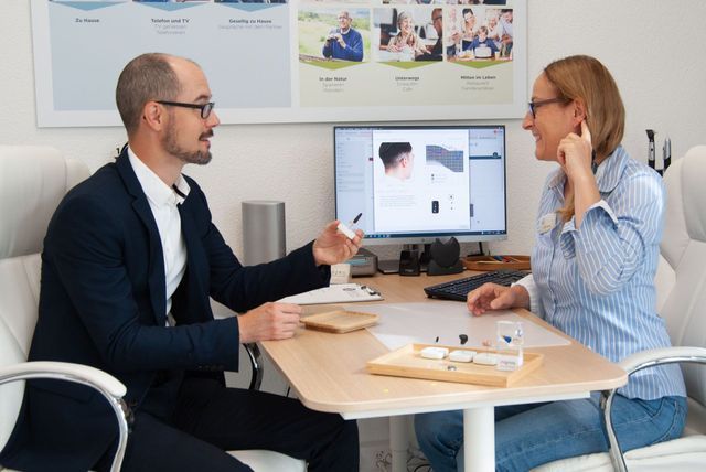 Mitarbeiter der Hören in Kreuzlingen GmbH berät Kunden