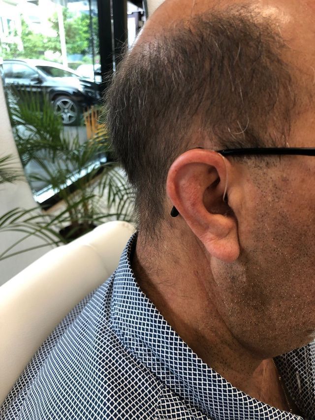 Kunde der Hören in Kreuzlingen GmbH mit Hörgerät