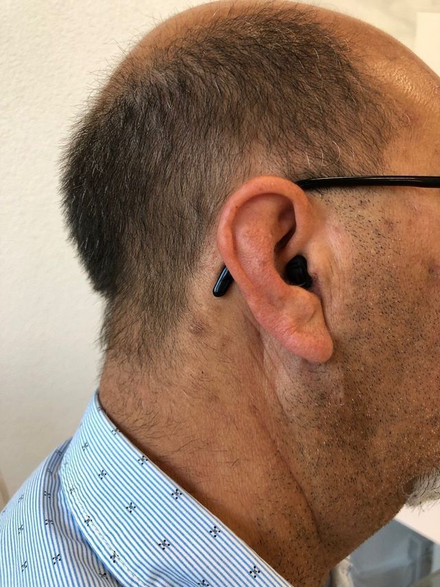 Kunde der Hören in Kreuzlingen GmbH mit Hörgerät