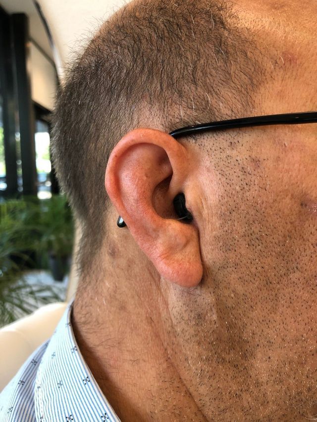 Kunde der Hören in Kreuzlingen GmbH mit Hörgerät