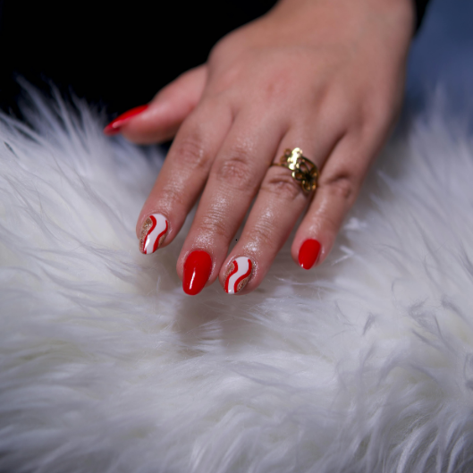 Mains appliquant de la lotion sur la paume, une main sur l'autre.