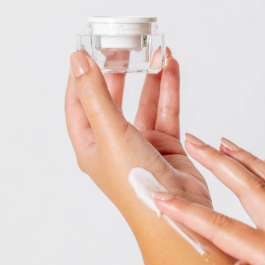Personne appliquant une lotion sur son poignet.